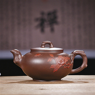 琢砂成玉秀于壶——记助理工艺美术师周玉秀的紫砂艺术